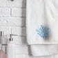 Set 1+1 con ricamo in spugna 100%Cotone AS0147 Corallo Blu - ipigiami